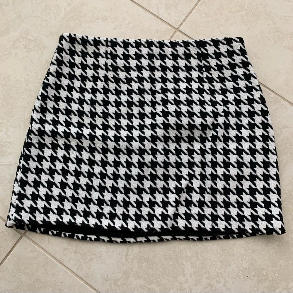 Houndstooth print skirt